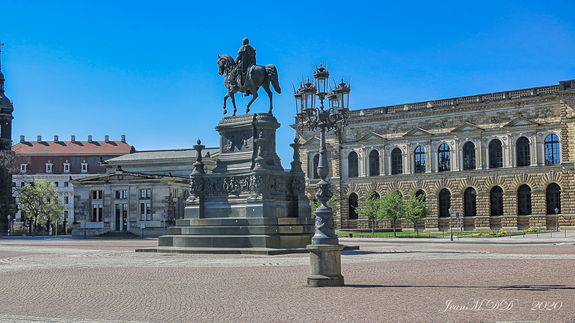 Theaterplatz um 10:47 Uhr am 22.04. in Dresden - Menschenleer