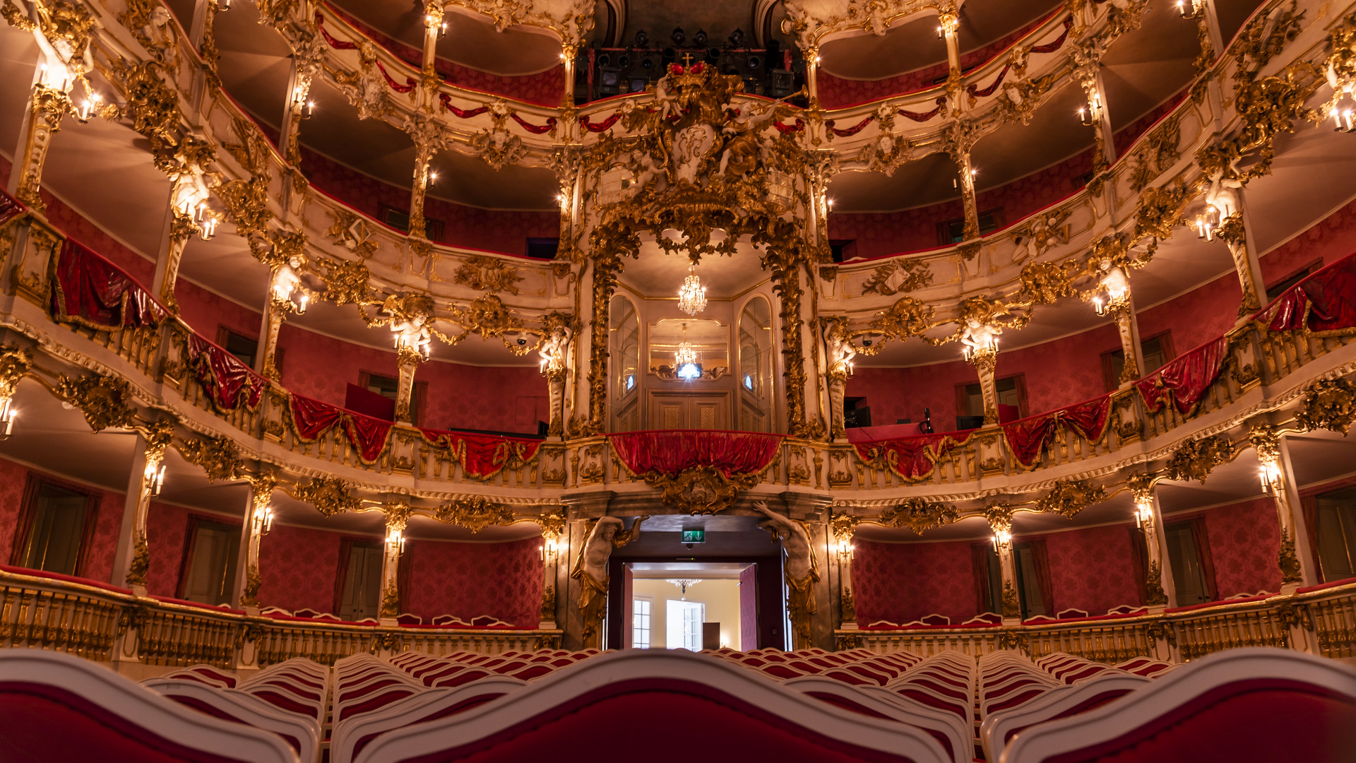 Theaterspiel vor leeren Rängen