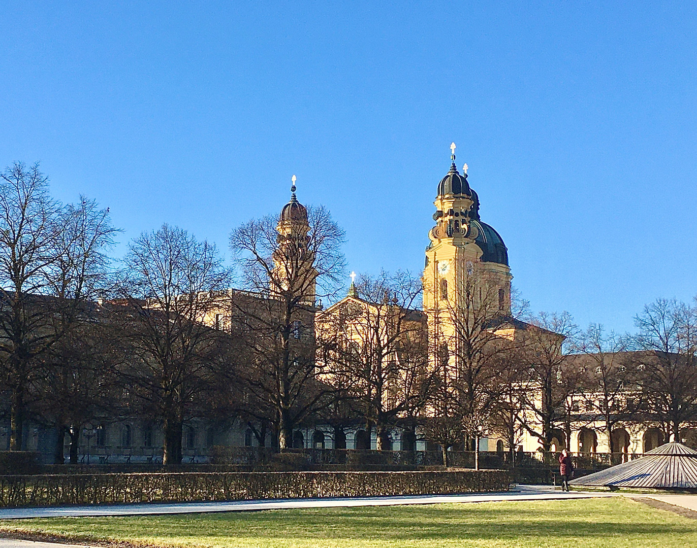 Theatinerkirche bei blauem Himmel