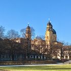 Theatinerkirche bei blauem Himmel