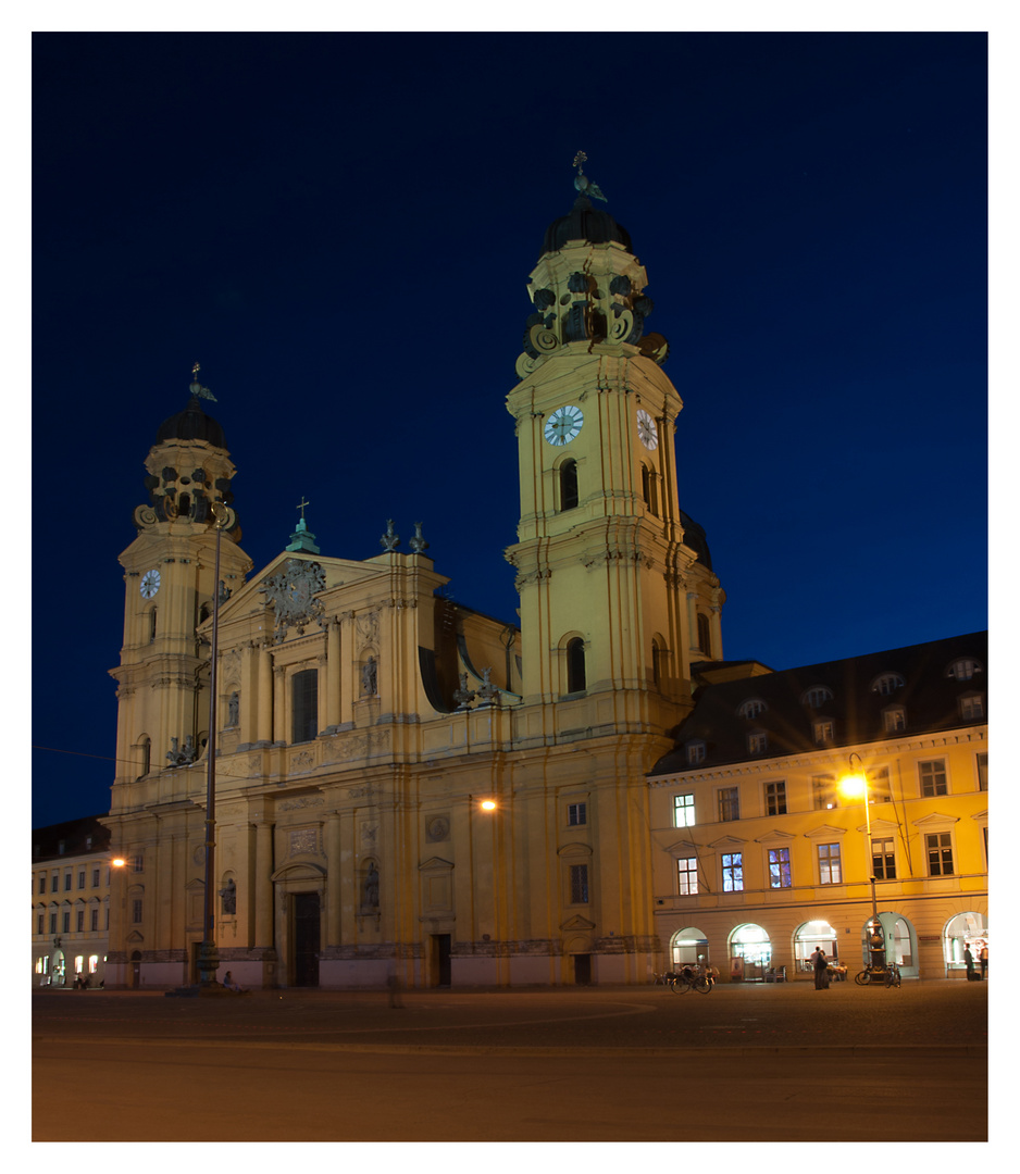 Theatinerkirche in Abendstimmung