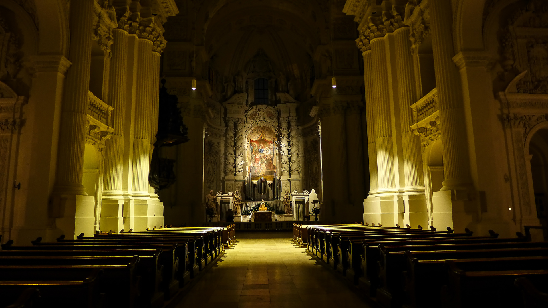 Theatinerkirche, Kirchenschiff mit Blick zum Altar