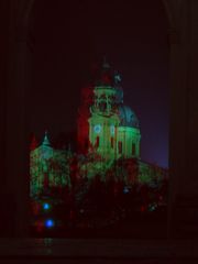 Theatinerkirche vom Dianatempel im Hofgarten [Anaglyphe für Rot/Cyan-Brille]