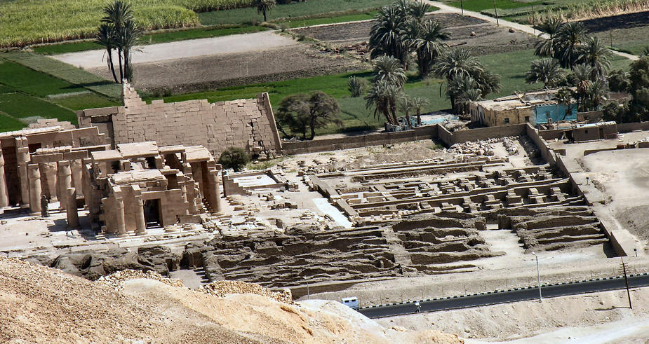 Theben West – Blick von den thebanischen Bergen auf das Ramesseum