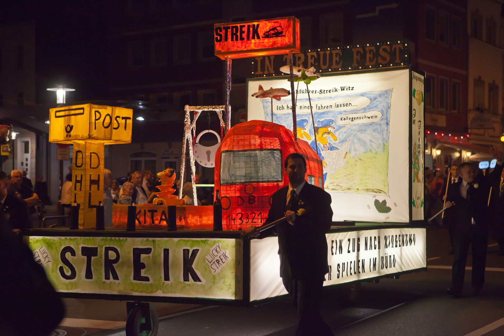 Thema "Streik" beim Fackelzug in Neuss