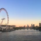 Themse mit London Skyline