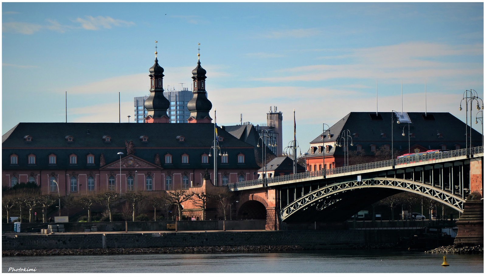 Theodor-Heuss- Brücke am Rhein (V)