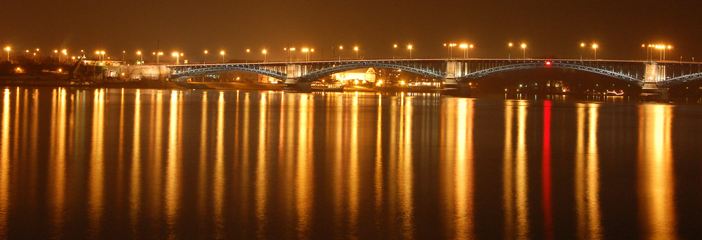 Theodor-Heuss Brücke bei Nacht