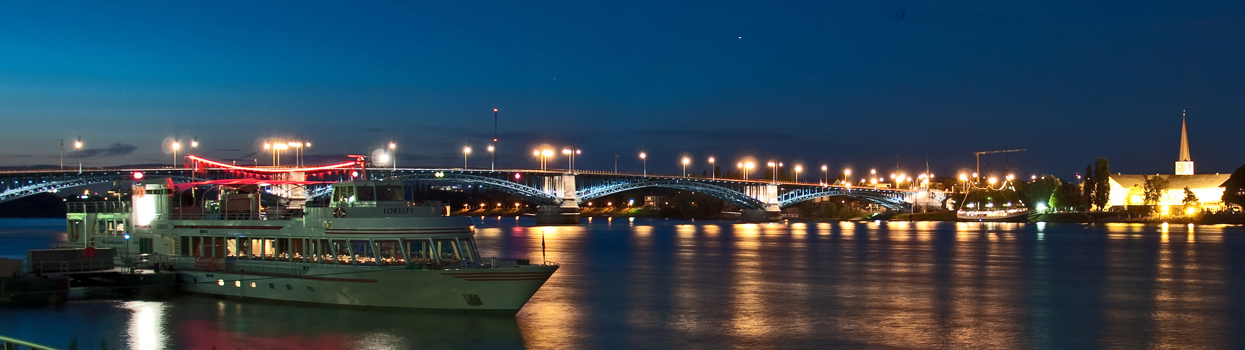 Theodor-Heuss-Brücke bei Nacht