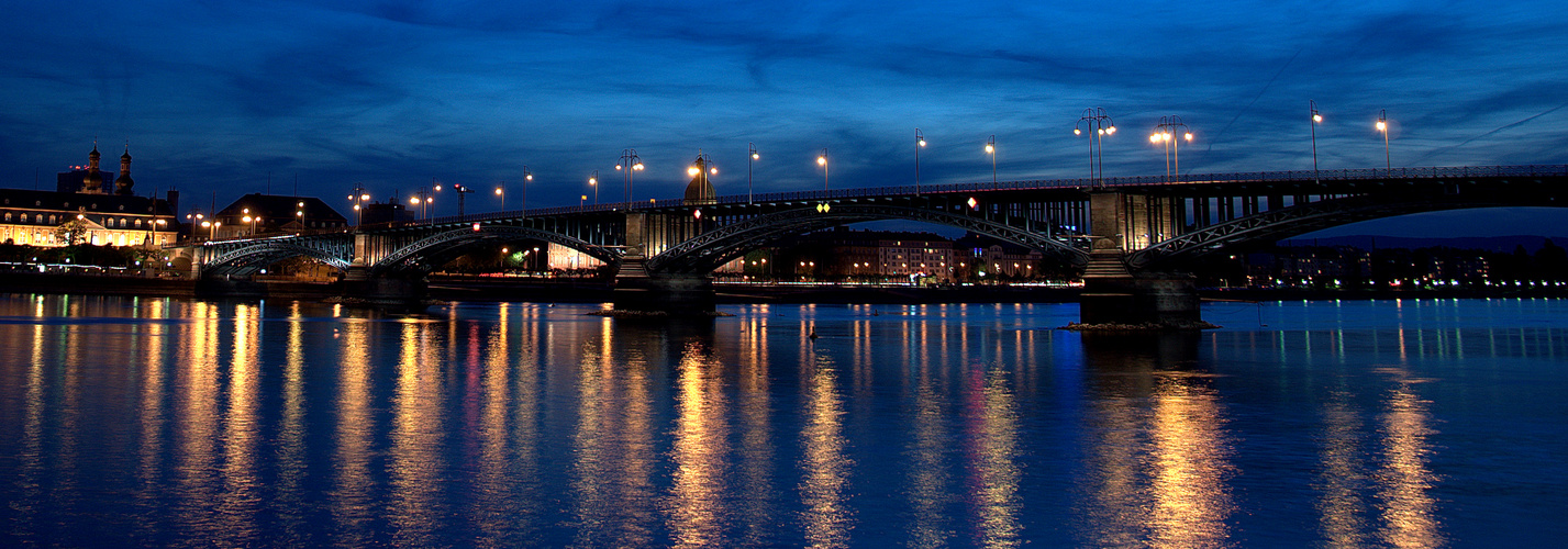 Theodor-Heuss-Brücke heute Nacht aufgenommen