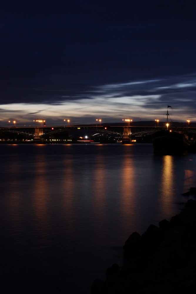 Theodor-Heuss-Brücke & im Hintergrund Mainz