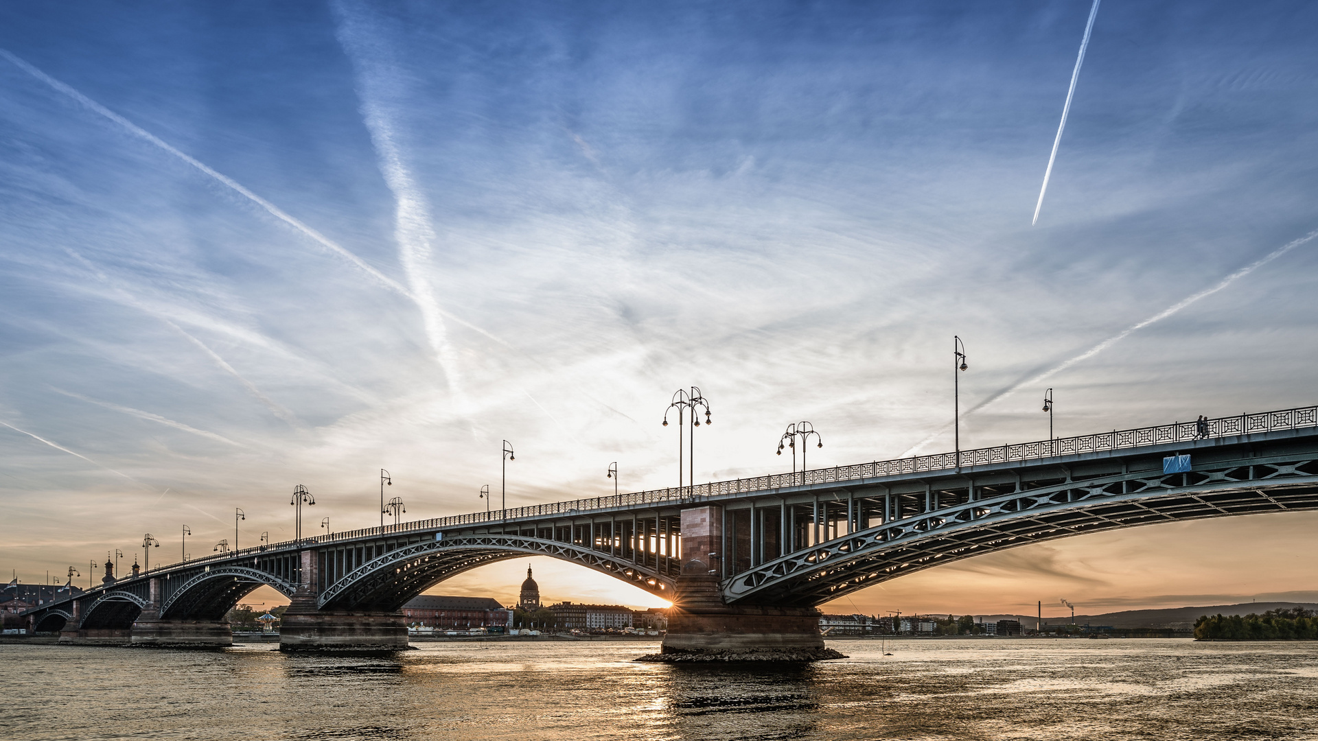 Theodor-Heuss-Brücke im Sonnenuntergang