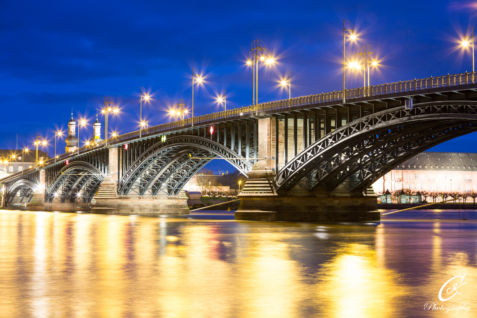 *Theodor-Heuss-Brücke in der Blauen Stunde* 