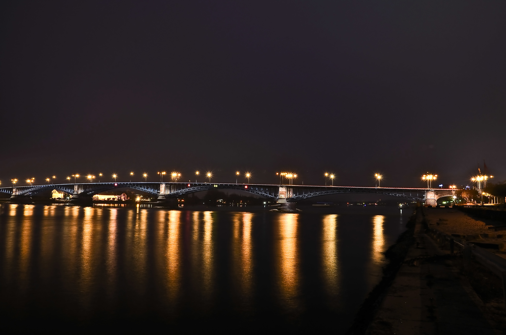 Theodor heuss Brücke in mainz bei Nacht