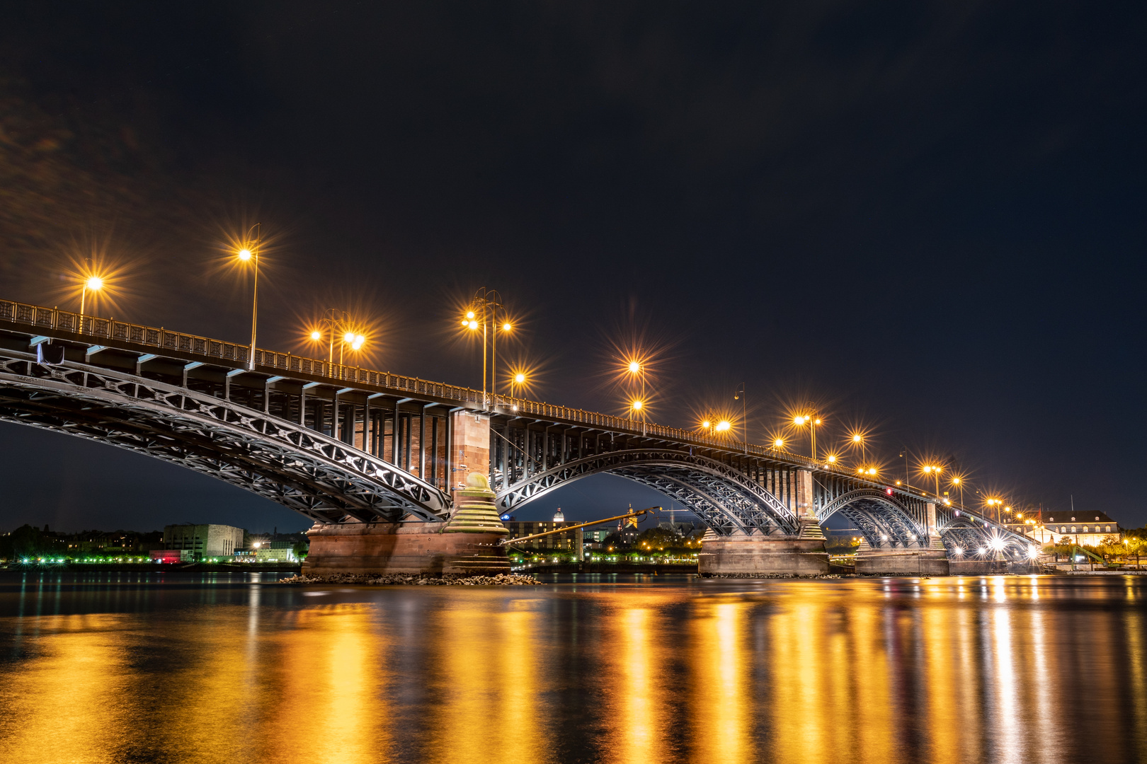 Theodor Heuss Brücke in Mainz bei Nacht