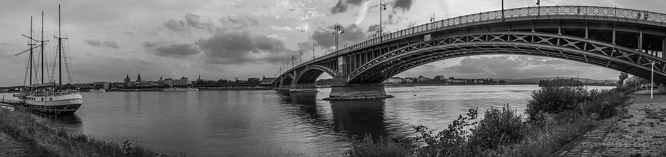 "Theodor-Heuss-Brücke" in Mainz in SW