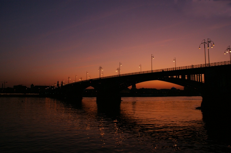 Theodor Heuss Brücke in Sonnenuntergang