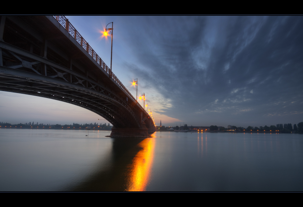 Theodor Heuss Brücke Mainz am Morgen