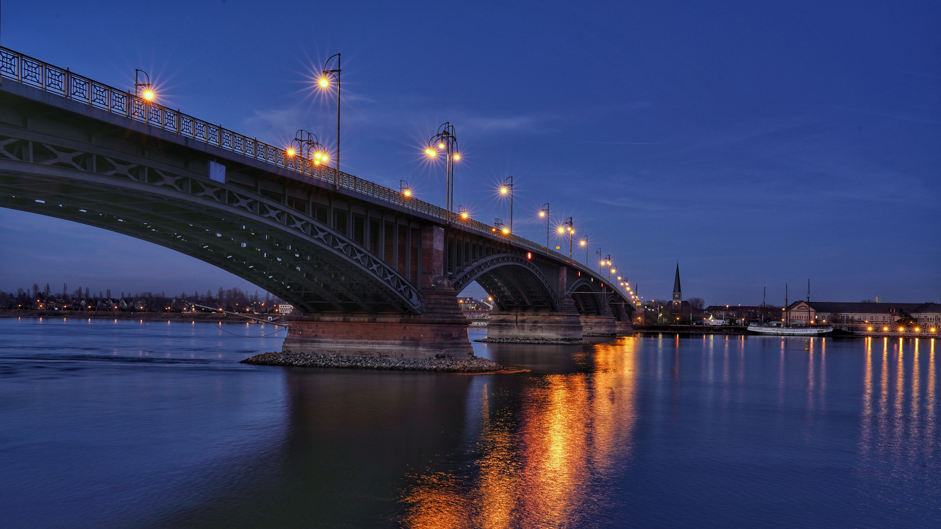 Theodor-Heuss-Brücke Mainz Wiesbaden in blauer Stunde