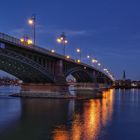 Theodor-Heuss-Brücke Mainz Wiesbaden in blauer Stunde