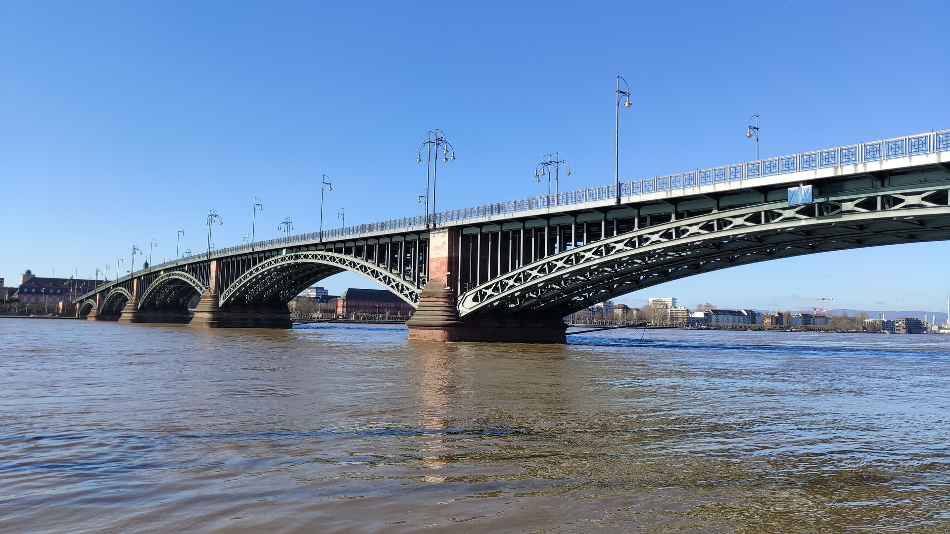 Theodor-Heuss Brücke mit Blick nach Mainz