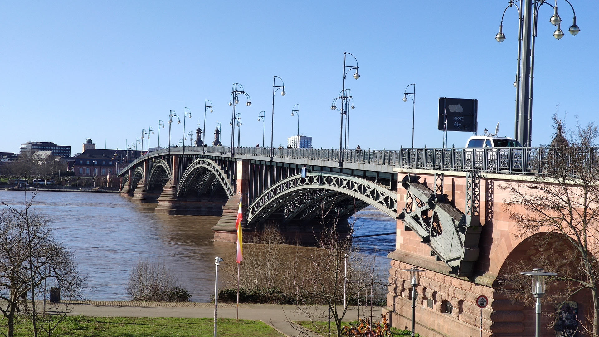 Theodor-Heuss Brücke mit Blick nach Mainz