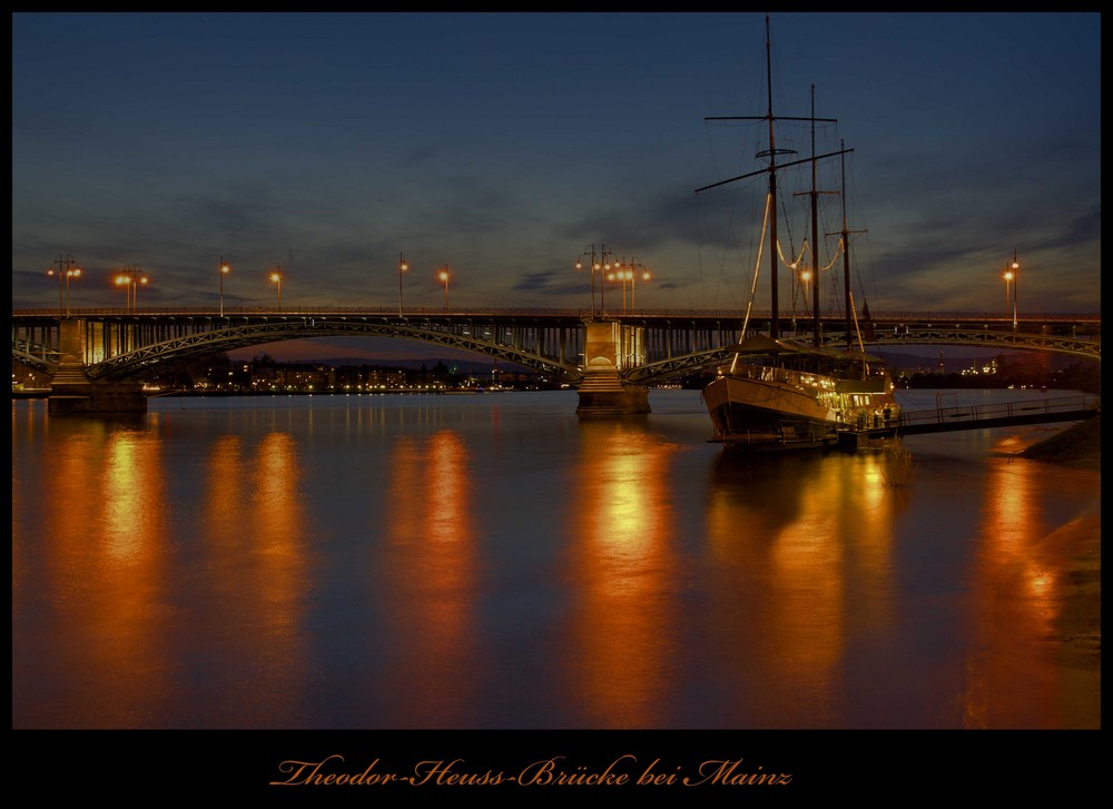 Theodor-Heuss-Brücke mit Rahmen