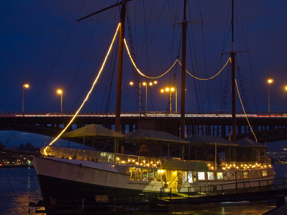 Theodor-Heuss-Brücke Restaurantschiff in Kastel