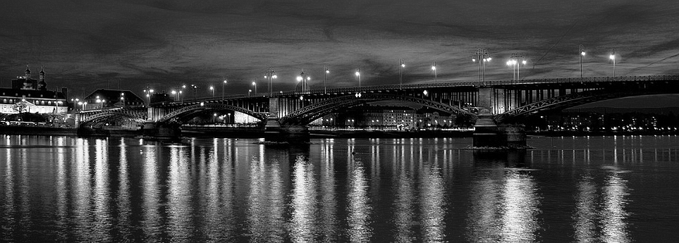 Theodor-Heuss-Brücke s/w bei Nacht