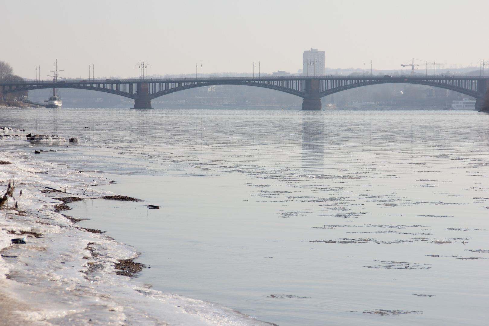 Theodor-Heuss-Brücke von Mainz-Kastel in Eis