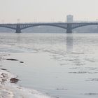 Theodor-Heuss-Brücke von Mainz-Kastel in Eis