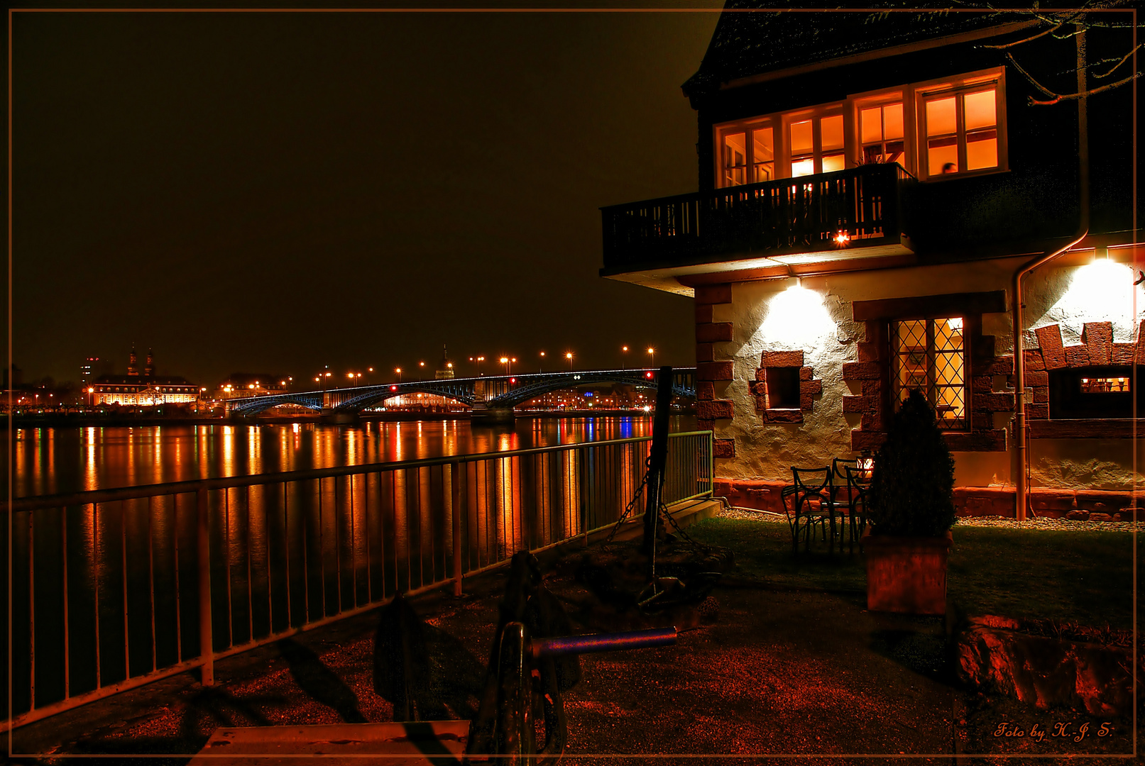 Theodor Heuss Brücke von Mainz mit Hintergrund auf die Mainzer Skyline