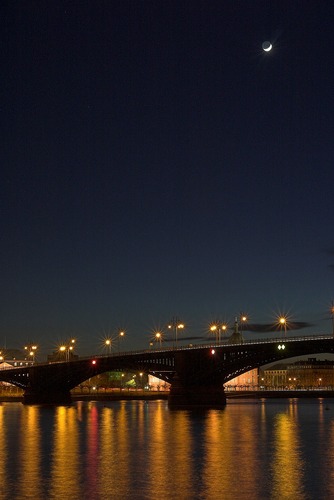 Theodor-Heuss-Brücke Wiesbaden/Mainz in der Dämmerung