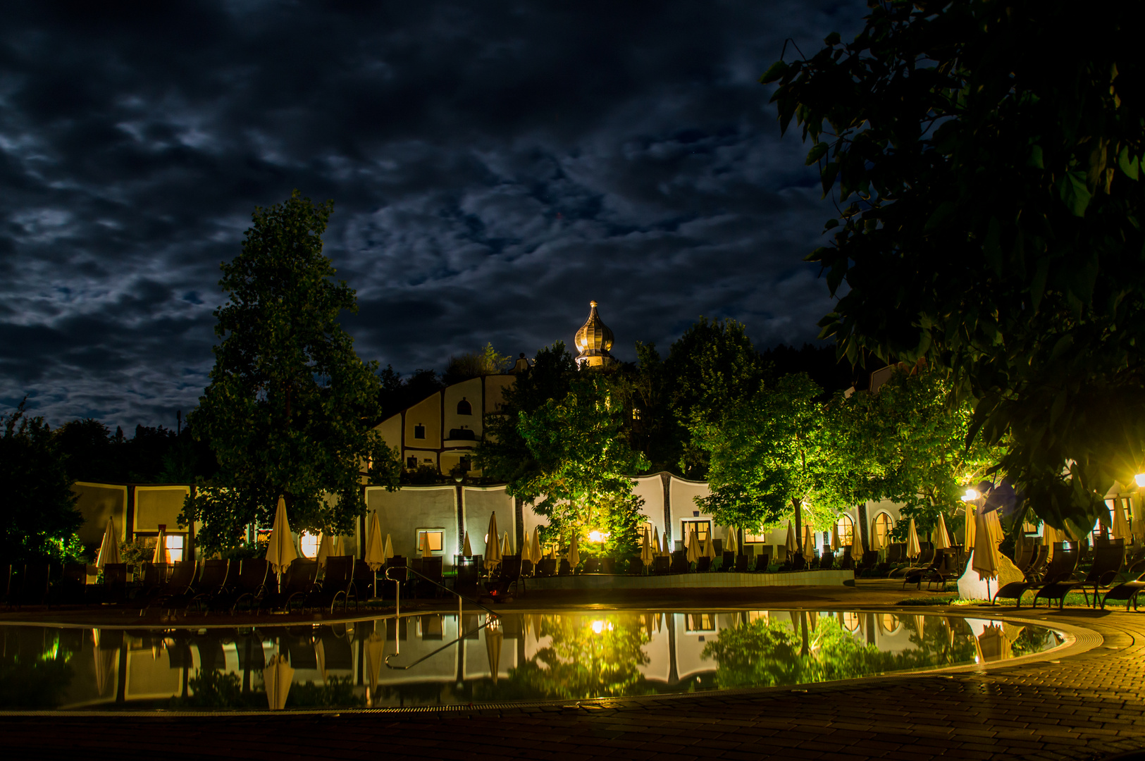 Therme bei Vollmond