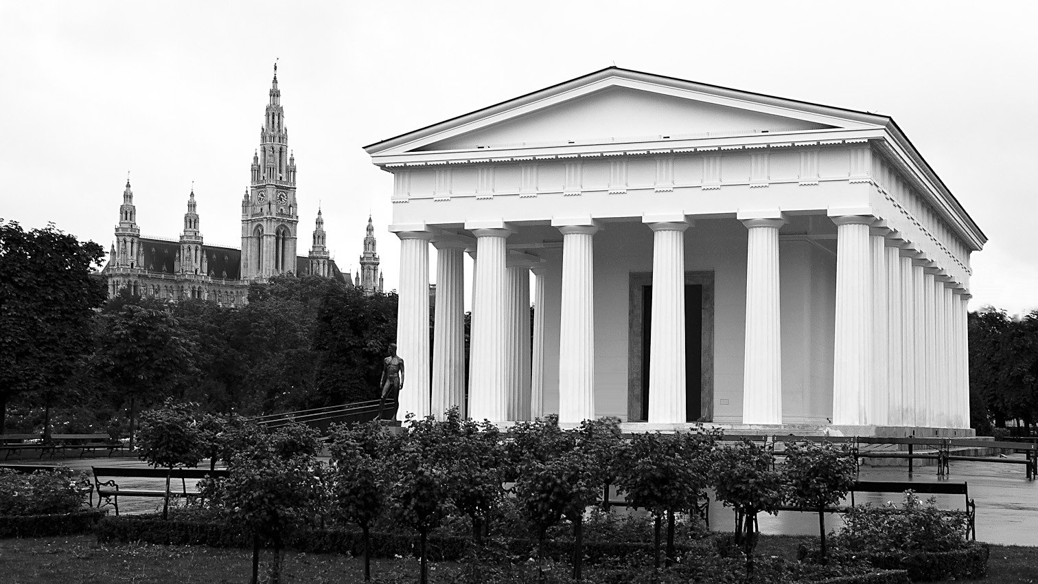 Theseustempel mit Rathaus in Wien