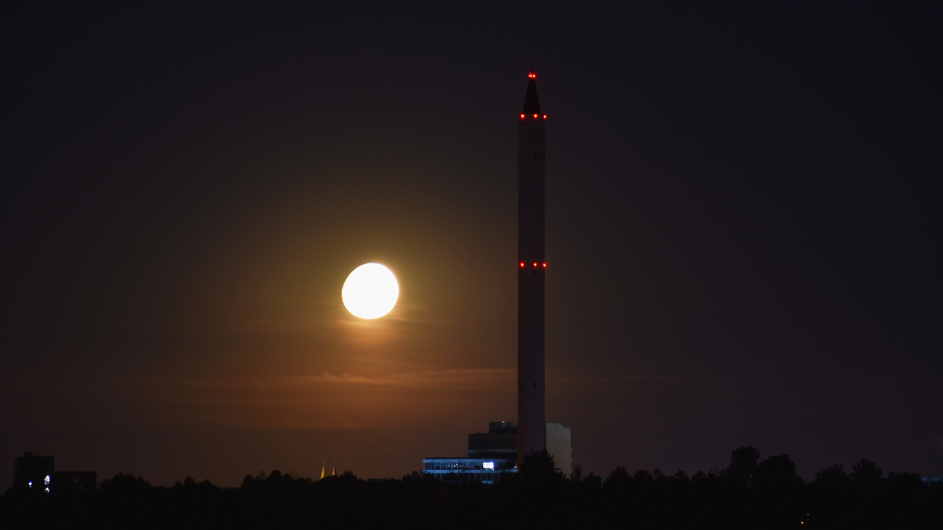 the_tower_and_the_moon_02