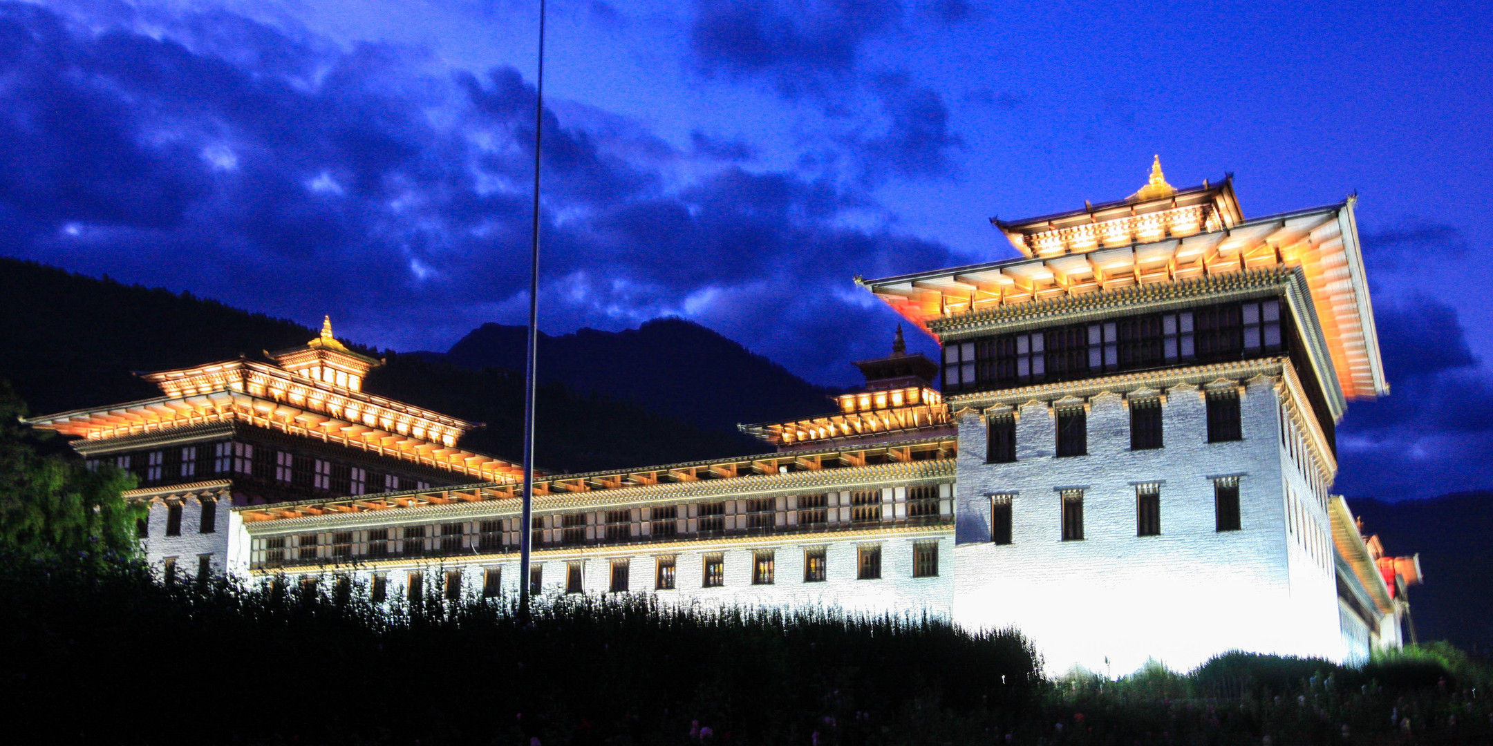 Thimphu-Dzong beim Einnachten...