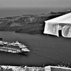 Thira - Blick auf das Meerwasser der Caldera