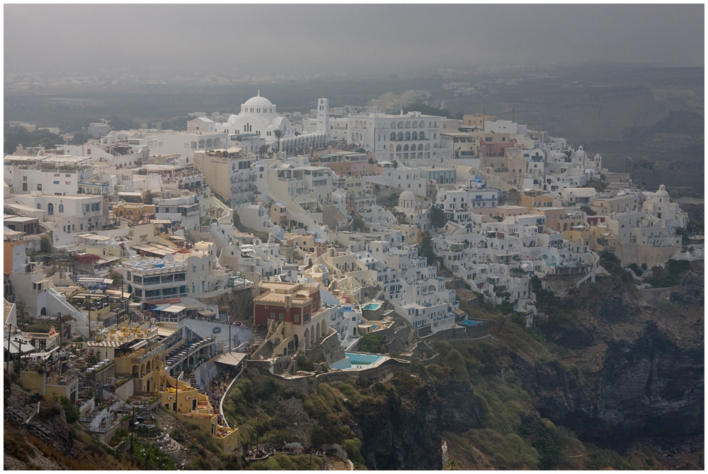 Thira (Santorin) wolkenumhüllt