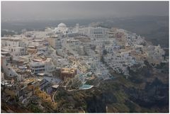 Thira (Santorin) wolkenumhüllt