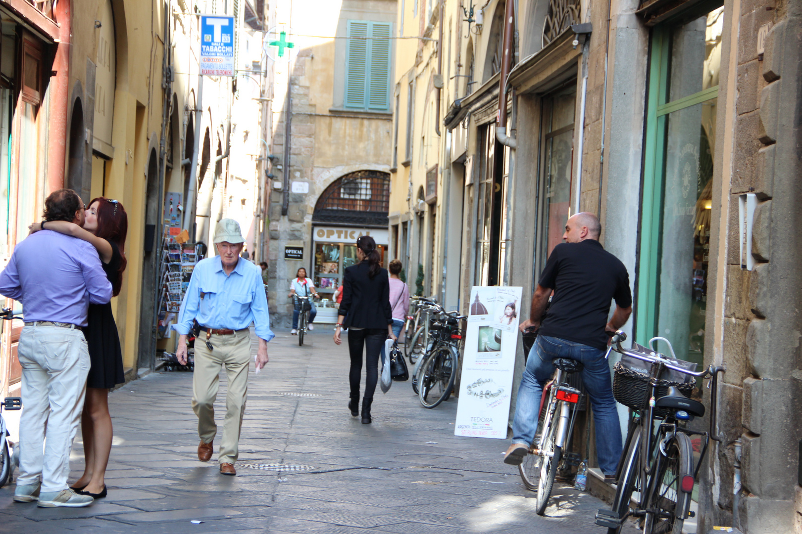 this is real life - buntes Leben in Lucca