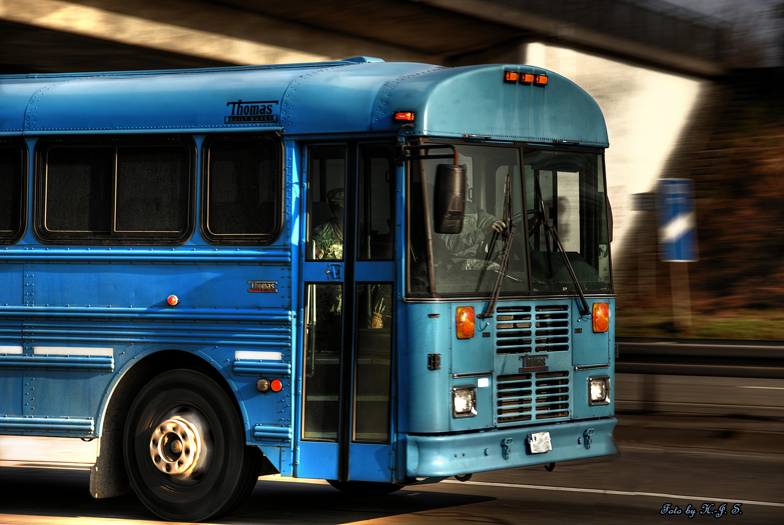 Thomas Built Bus auf der Autobahn A-671 Hochheim Gustavsburg