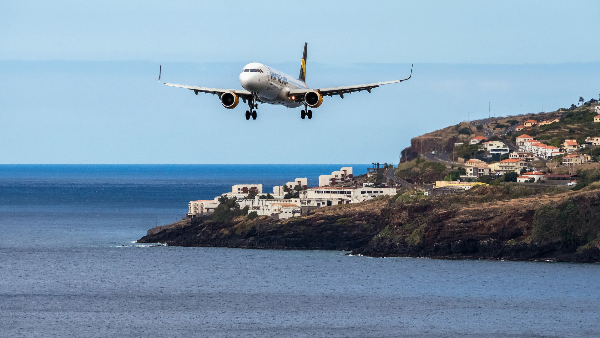 "Thomas Cook" im Landeanflug auf Madeira (2)