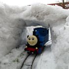 Thomas die Lok unter einer Schneebrücke