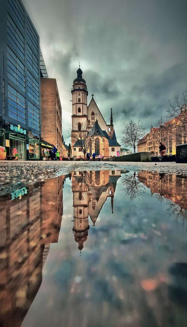 Thomaskirche Leipzig im März-Pfützenspiegel 