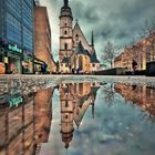 Thomaskirche Leipzig im März-Pfützenspiegel 