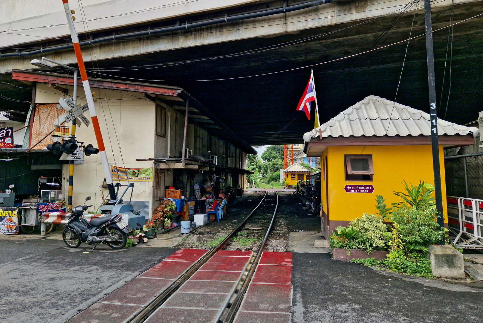 Thonburi - Beschrankter Bahnübergang