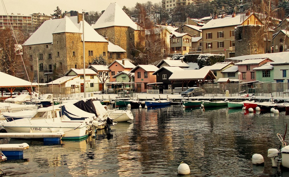 THONON-les-bains: son château et son port des pêcheurs.