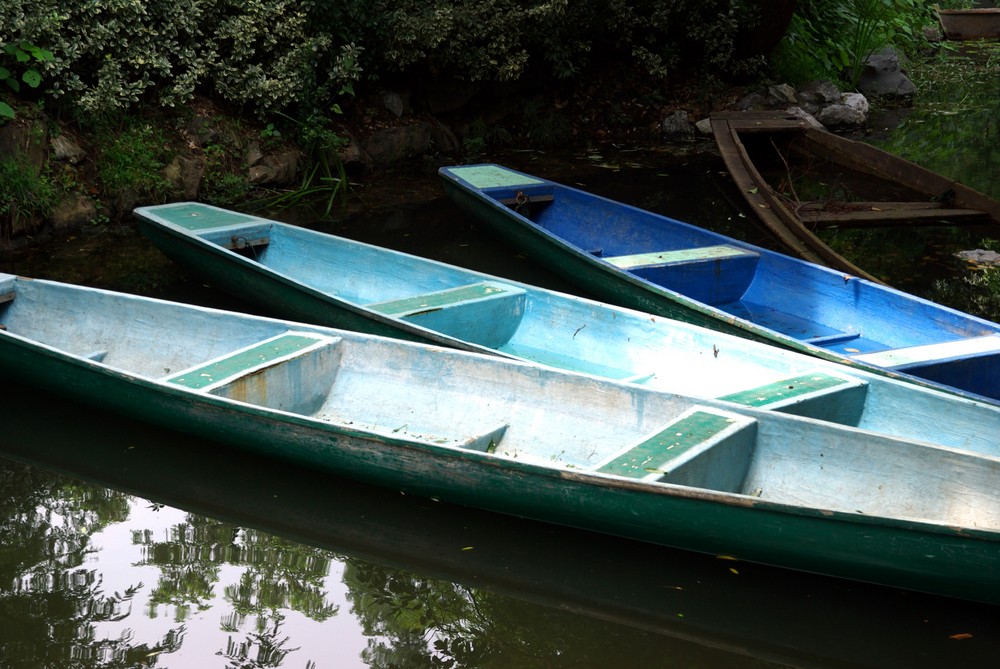 Three boats in Hangzhou