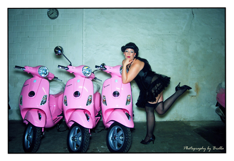 Three pink Vespas (Blue Version)